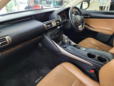 2013 Lexus IS 300h - Thumbnail