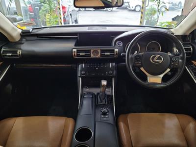 2013 Lexus IS 300h - Thumbnail