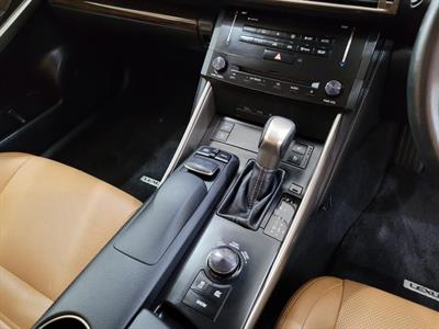2013 Lexus IS 300h - Thumbnail