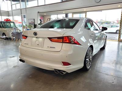 2013 Lexus IS 300h - Thumbnail