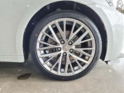 2013 Lexus IS 300h - Thumbnail