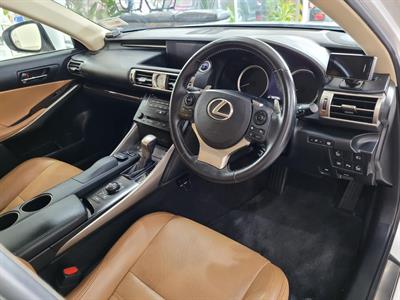2013 Lexus IS 300h - Thumbnail