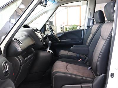 2015 Nissan Serena - Thumbnail