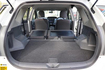 2012 Toyota Prius Alpha - Thumbnail
