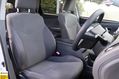 2012 Toyota Prius Alpha - Thumbnail