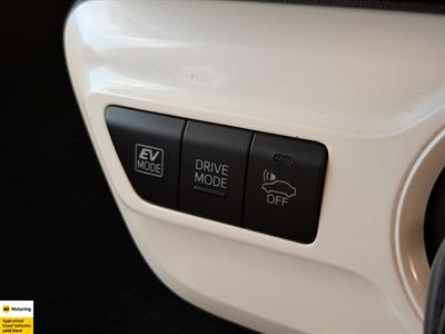 2016 Toyota Prius - Thumbnail