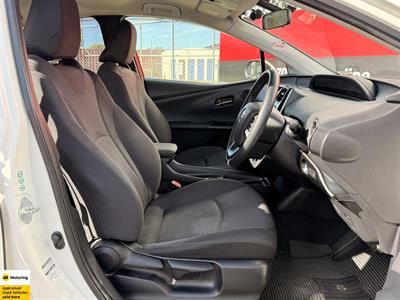 2016 Toyota Prius - Thumbnail