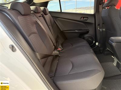 2016 Toyota Prius - Thumbnail