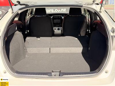 2016 Toyota Prius - Thumbnail