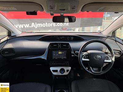 2016 Toyota Prius - Thumbnail