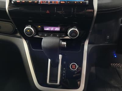 2016 Nissan Serena - Thumbnail