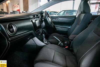 2016 Toyota Auris - Thumbnail