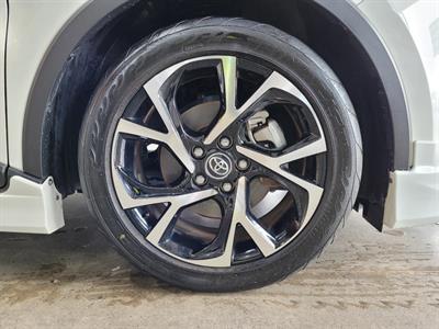 2017 Toyota C-HR - Thumbnail