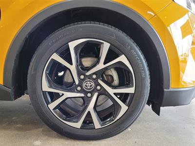 2017 Toyota C-HR - Thumbnail