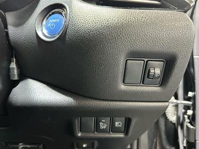 2017 Toyota C-HR - Thumbnail
