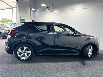 2017 Toyota C-HR - Thumbnail