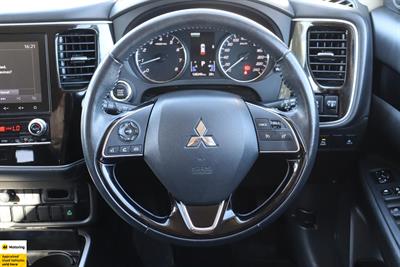 2020 Mitsubishi Outlander - Thumbnail