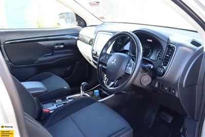 2020 Mitsubishi Outlander - Thumbnail