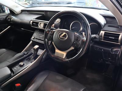 2016 Lexus IS - Thumbnail