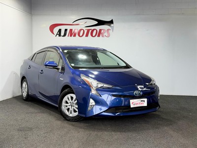 2016 Toyota Prius - Thumbnail