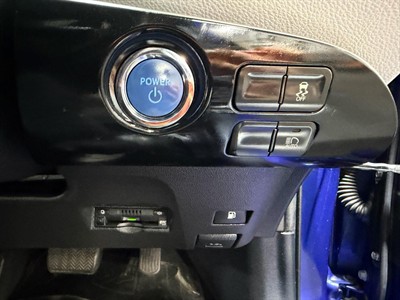 2016 Toyota Prius - Thumbnail