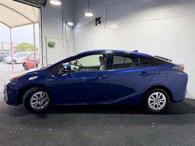 2016 Toyota Prius - Thumbnail
