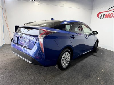 2016 Toyota Prius - Thumbnail