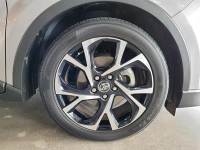 2017 Toyota C-HR - Thumbnail