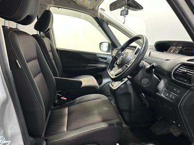 2017 Nissan Serena - Thumbnail