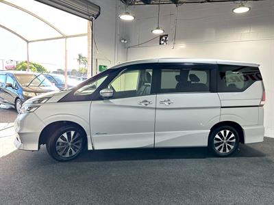 2017 Nissan Serena - Thumbnail