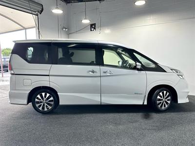 2017 Nissan Serena - Thumbnail