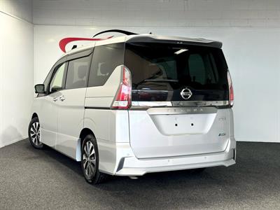 2017 Nissan Serena - Thumbnail