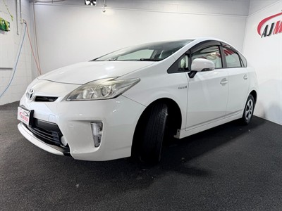 2015 Toyota Prius - Thumbnail