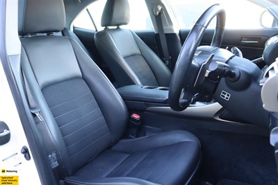 2014 Lexus IS 300h - Thumbnail