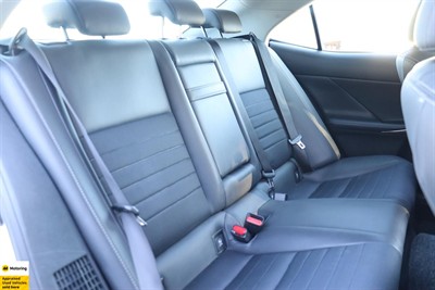 2014 Lexus IS 300h - Thumbnail