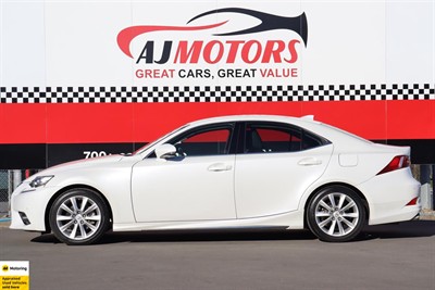 2014 Lexus IS 300h - Thumbnail