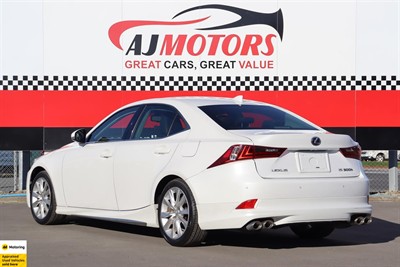 2014 Lexus IS 300h - Thumbnail