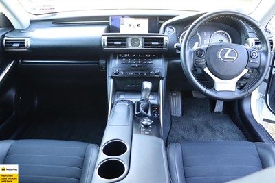 2014 Lexus IS 300h - Thumbnail