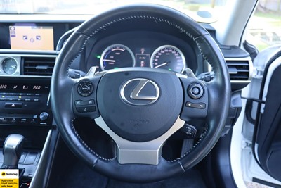 2014 Lexus IS 300h - Thumbnail