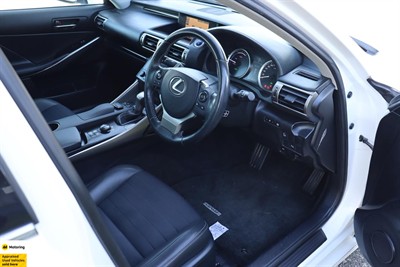 2014 Lexus IS 300h - Thumbnail