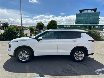 2022 Mitsubishi Outlander - Thumbnail