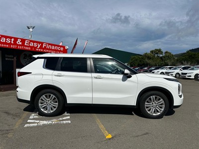 2022 Mitsubishi Outlander - Thumbnail