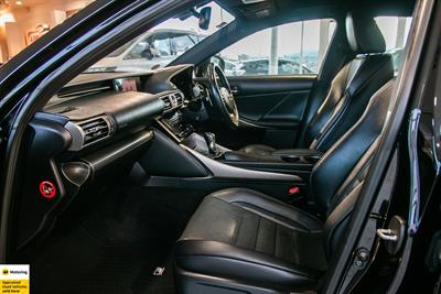 2013 Lexus IS 300h - Thumbnail