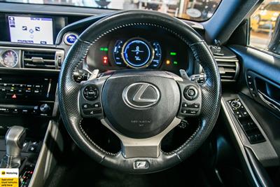 2013 Lexus IS 300h - Thumbnail