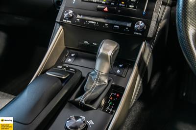 2013 Lexus IS 300h - Thumbnail