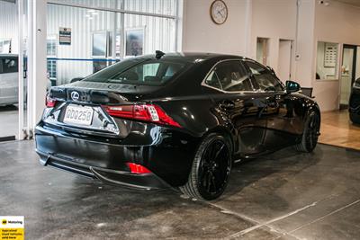 2013 Lexus IS 300h - Thumbnail