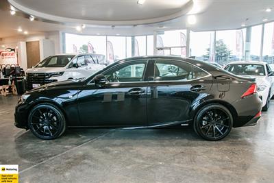 2013 Lexus IS 300h - Thumbnail