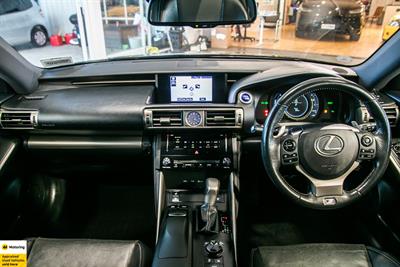 2013 Lexus IS 300h - Thumbnail