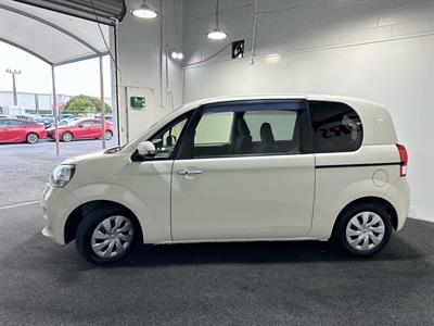 2013 Toyota Porte - Thumbnail