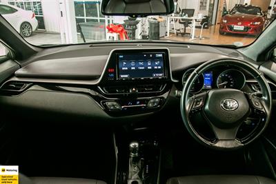 2017 Toyota C-HR - Thumbnail